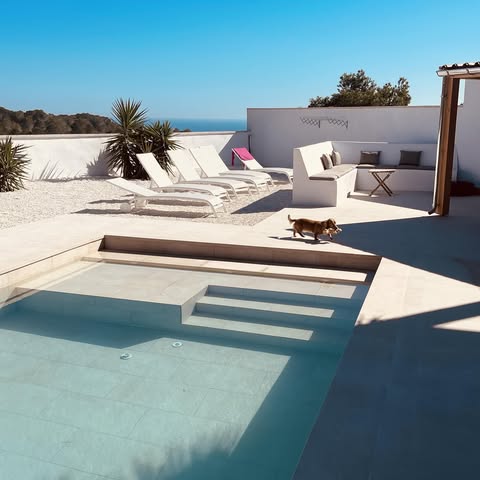 Villa con piscina exterior y vista al mar mediterráneo