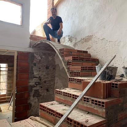Tomás Masel en una obra de reforma con bóveda de ladrillo restaurado